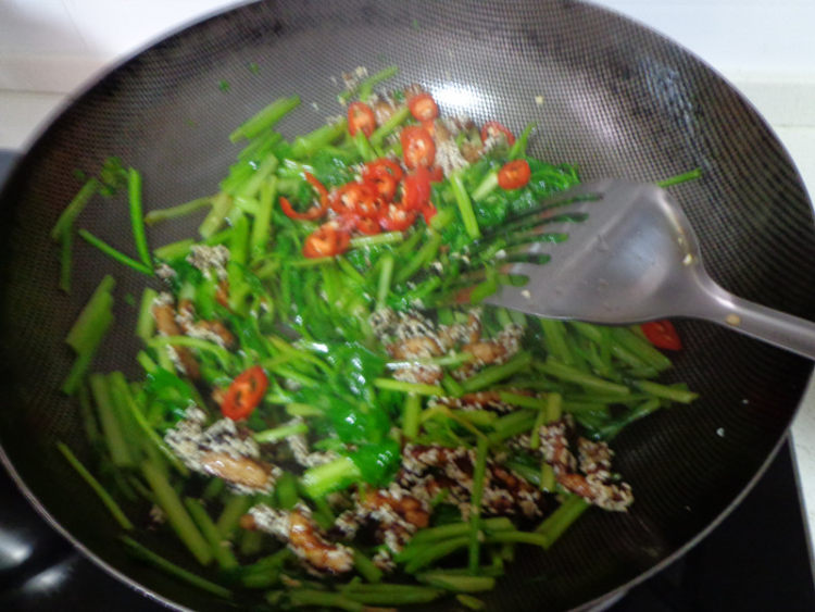 芹菜芝麻炒肉丝步骤8