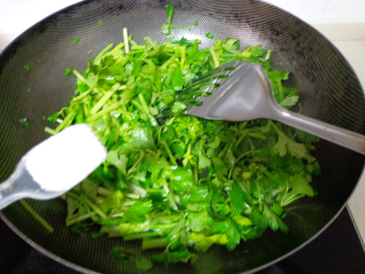 芹菜芝麻炒肉丝步骤7