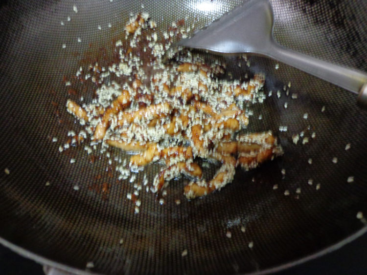 芹菜芝麻炒肉丝步骤5