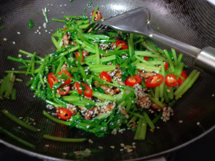 芹菜芝麻炒肉丝步骤9