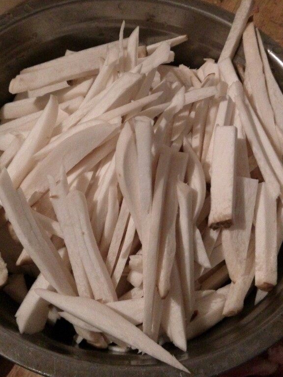 鸡腿菇炒肉步骤1