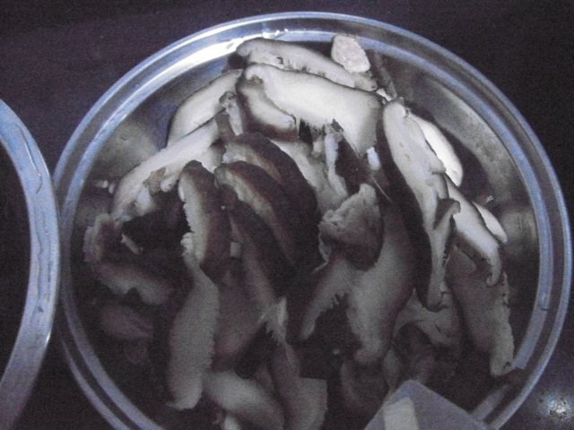 香菇木耳芹菜步骤2