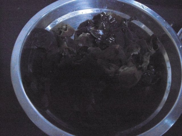 香菇木耳芹菜步骤1