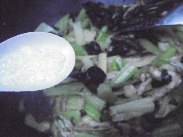 香菇木耳芹菜步骤8