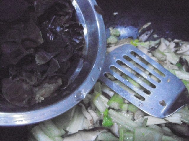 香菇木耳芹菜步骤6