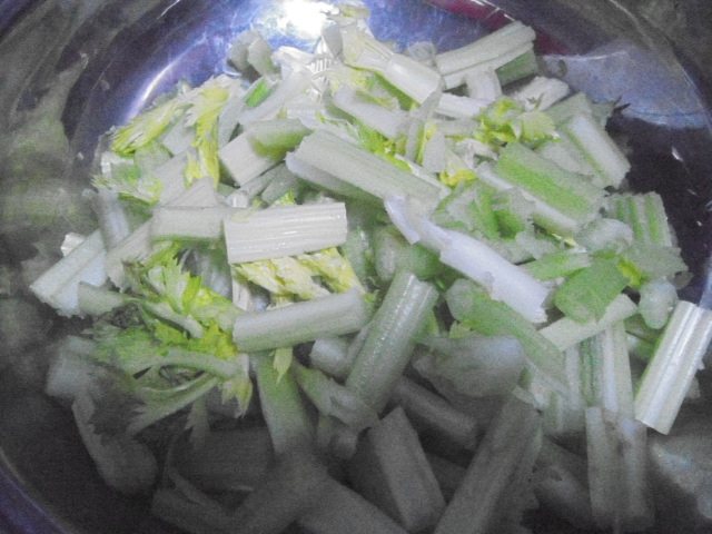 香菇木耳芹菜步骤3