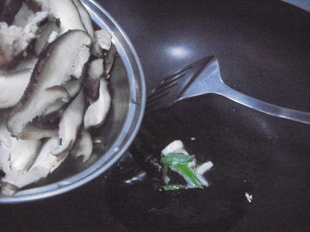 香菇木耳芹菜步骤4
