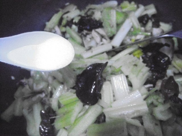 香菇木耳芹菜步骤7