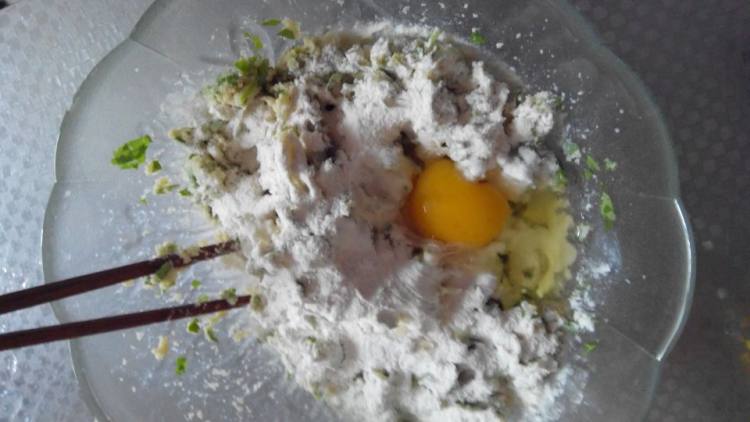 豆渣芹菜叶丸子步骤4