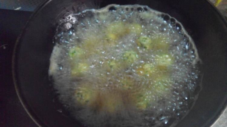 豆渣芹菜叶丸子步骤6