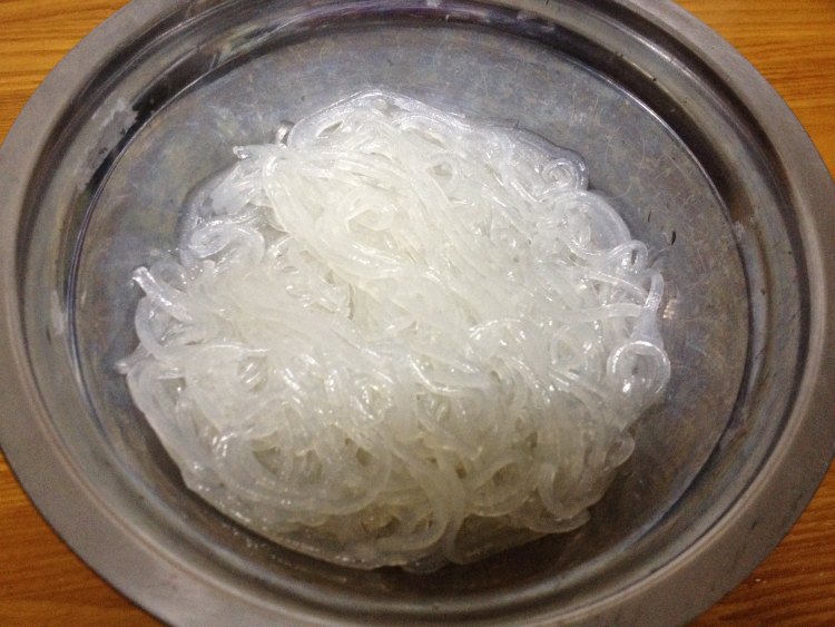 芹菜炒粉丝步骤2