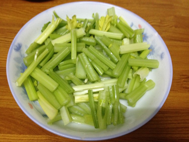 芹菜炒粉丝步骤1