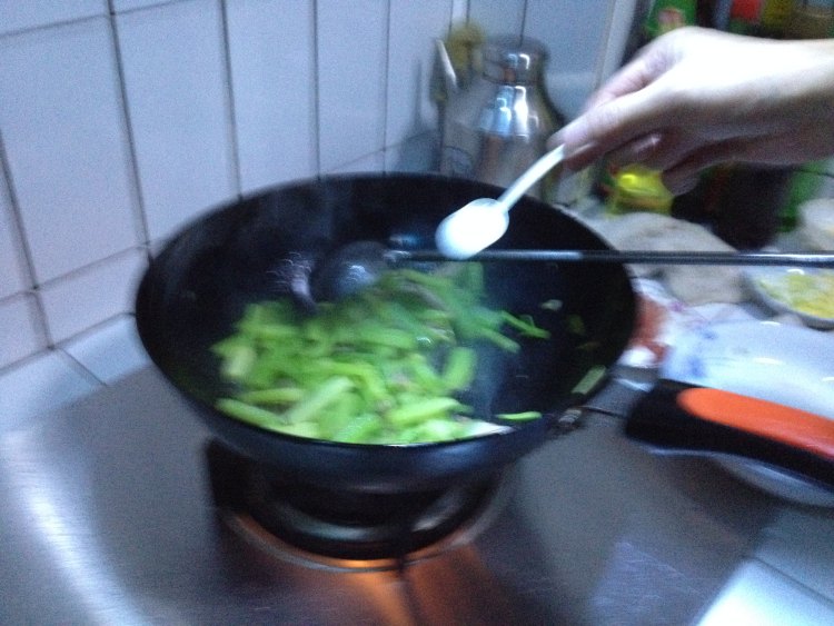 芹菜炒粉丝步骤8