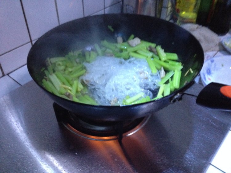 芹菜炒粉丝步骤9