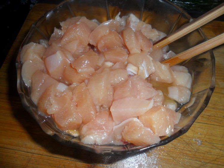 芹菜木耳炒鸡丁步骤1