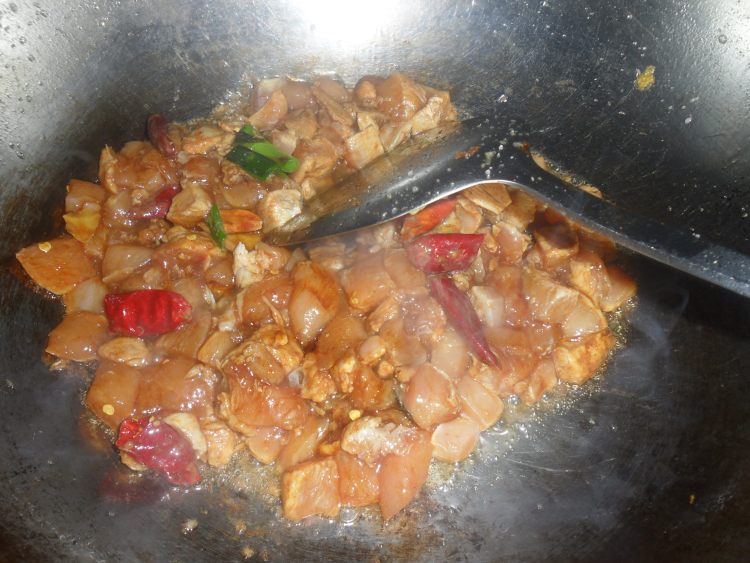 芹菜木耳炒鸡丁步骤4