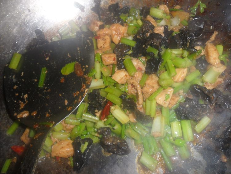 芹菜木耳炒鸡丁步骤5