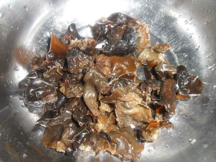 芹菜木耳炒鸡丁步骤3