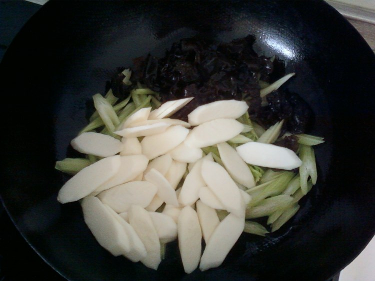 山药木耳炒芹菜步骤4