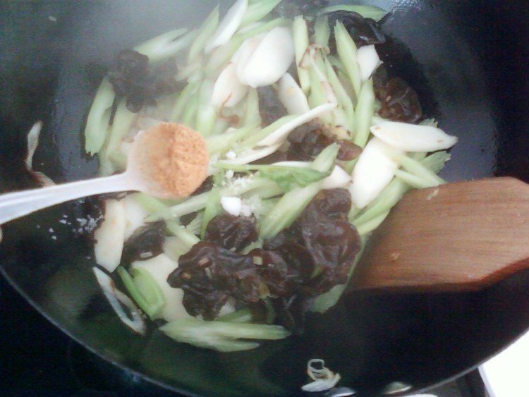 山药木耳炒芹菜步骤6