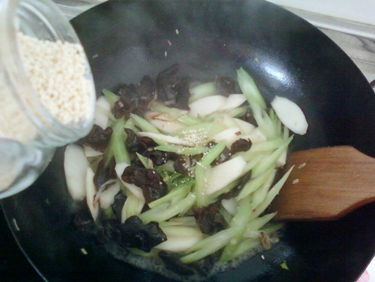 山药木耳炒芹菜步骤7