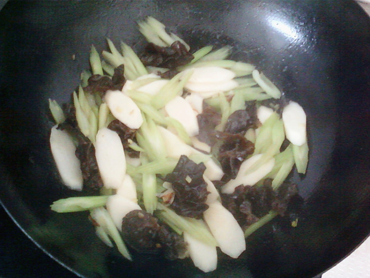 山药木耳炒芹菜步骤8
