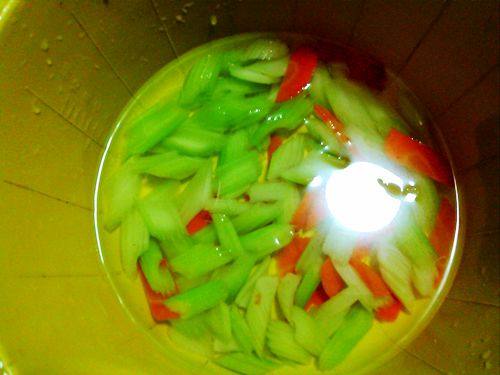 花生米拌西芹步骤3