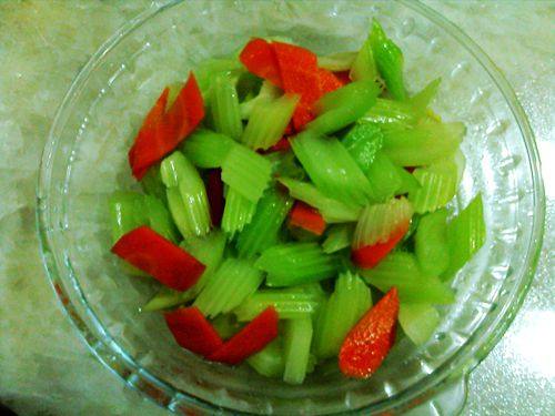 花生米拌西芹步骤4