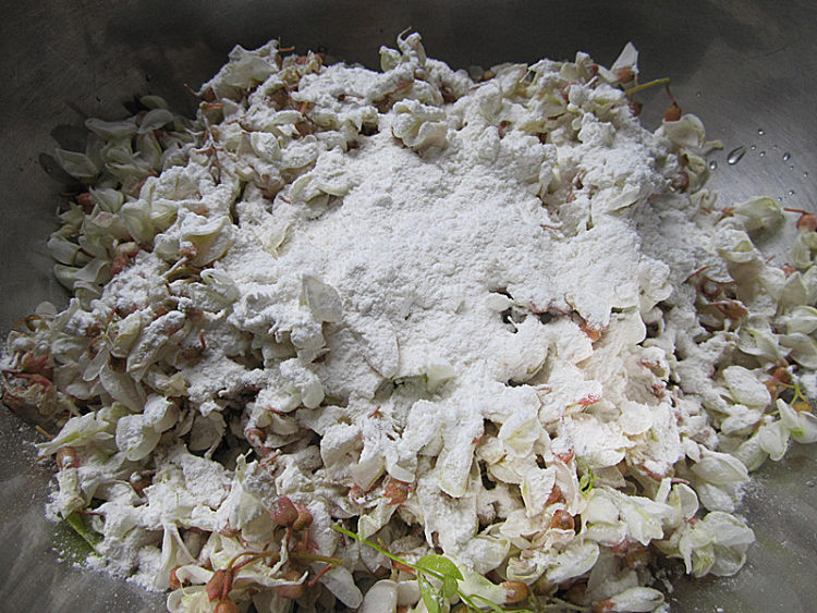 原味面粉蒸槐花步骤5
