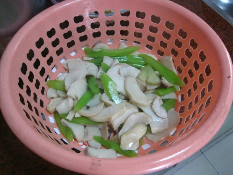 西芹炒杏鲍菇步骤3
