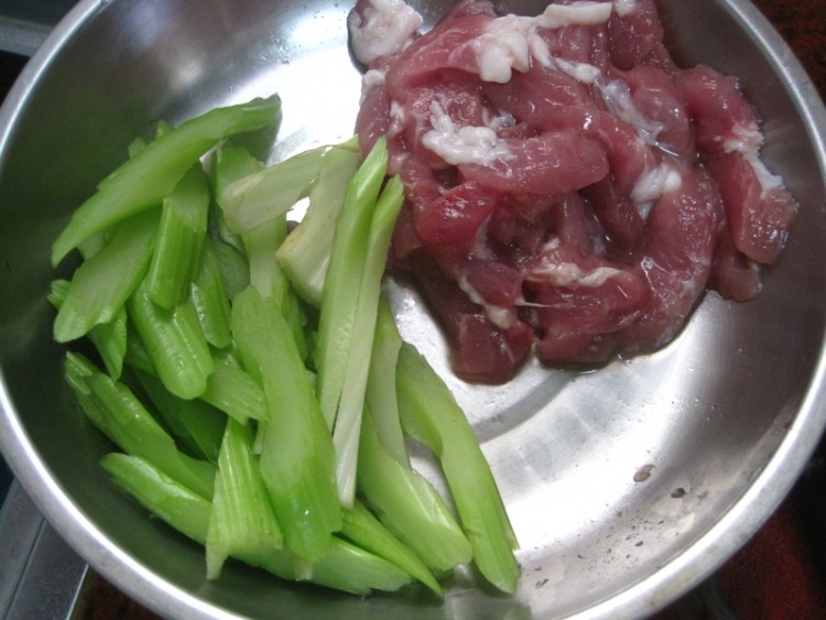 西芹炒杏鲍菇步骤2