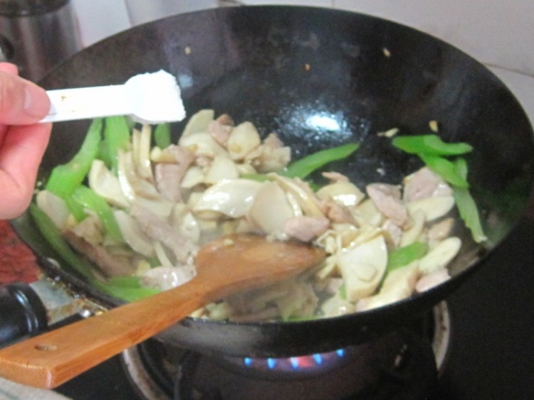 西芹炒杏鲍菇步骤8