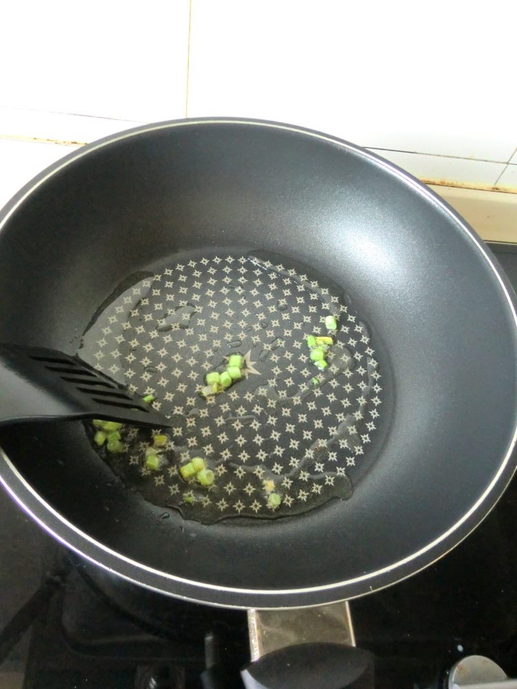 芹菜炒河虾步骤2