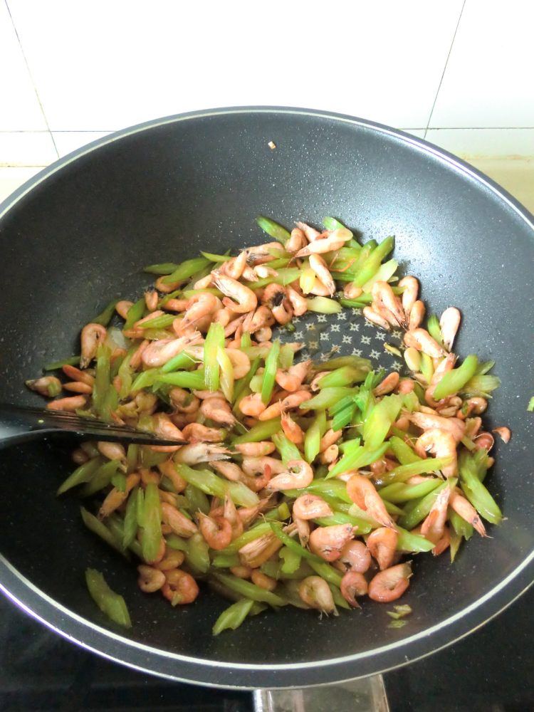 芹菜炒河虾步骤13