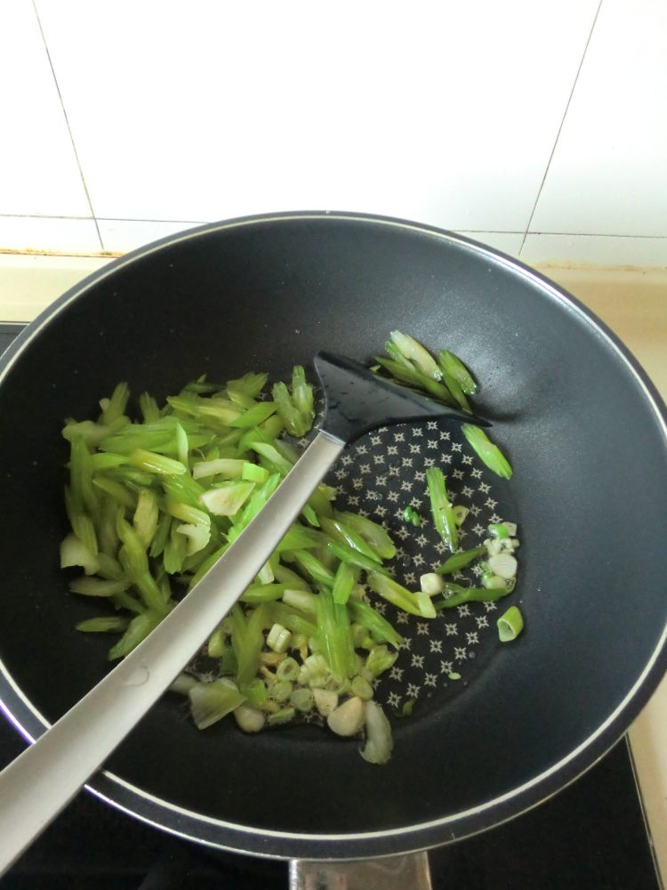 芹菜炒河虾步骤7