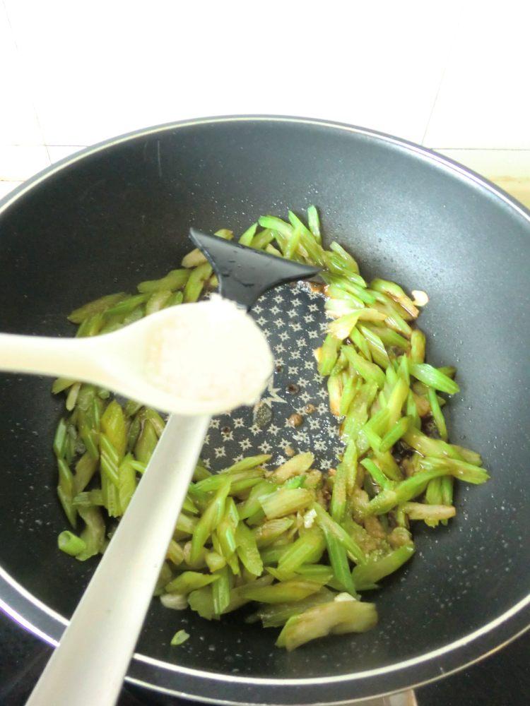 芹菜炒河虾步骤9