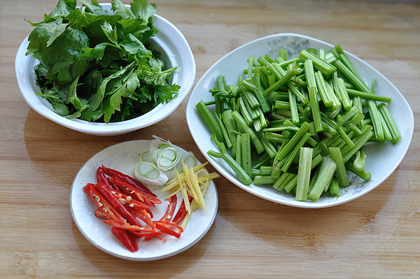 肉丝芹菜步骤4