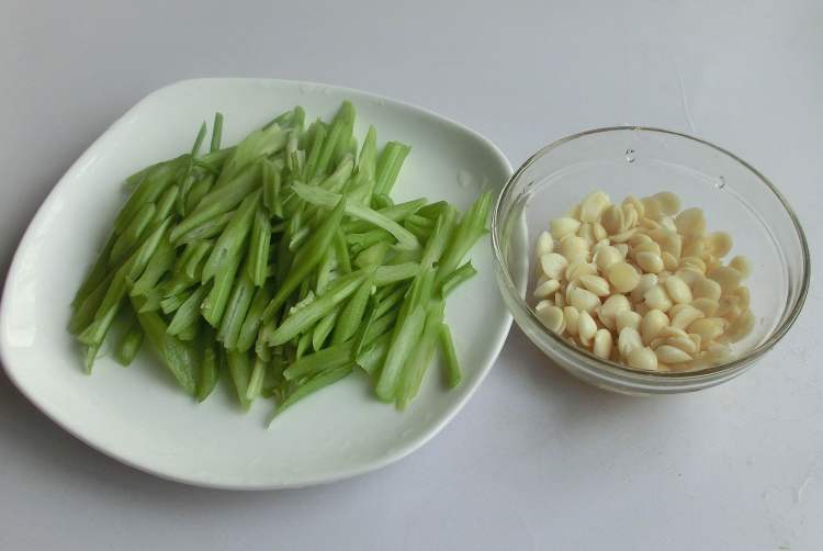 杏仁西芹炒虾仁步骤2