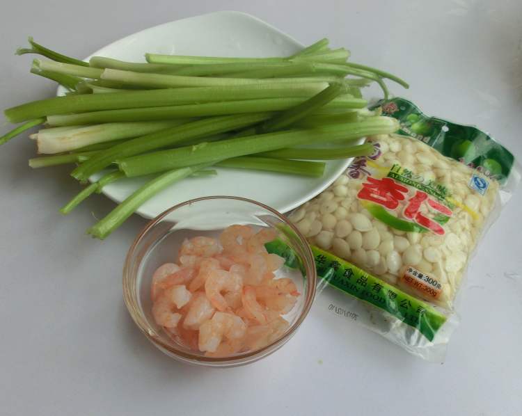 杏仁西芹炒虾仁步骤1