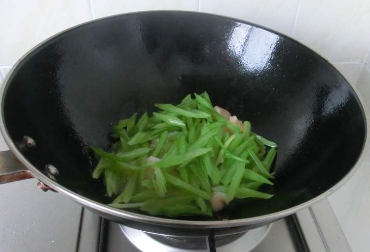 杏仁西芹炒虾仁步骤7