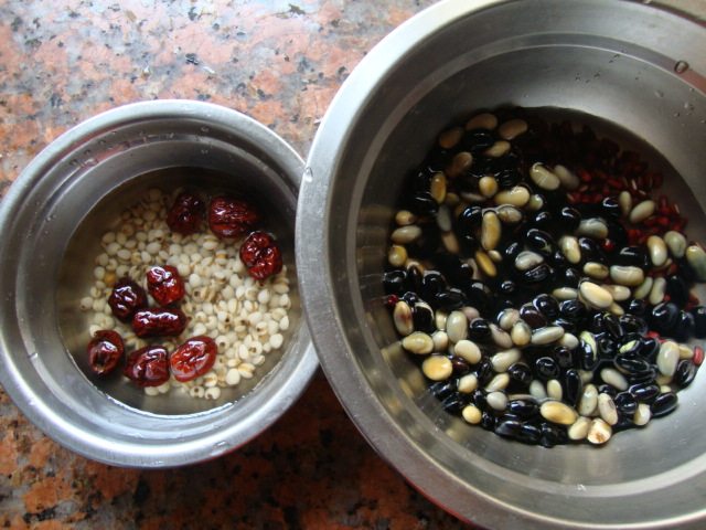 红枣薏米豆浆步骤1