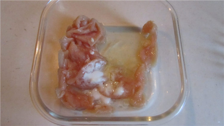 芦笋蟹味菇鸡片步骤1