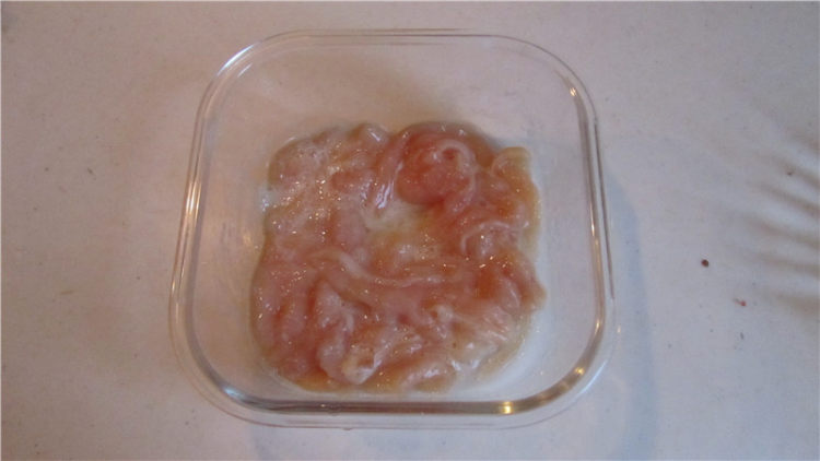 芦笋蟹味菇鸡片步骤2