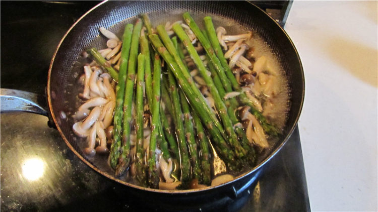 芦笋蟹味菇鸡片步骤6