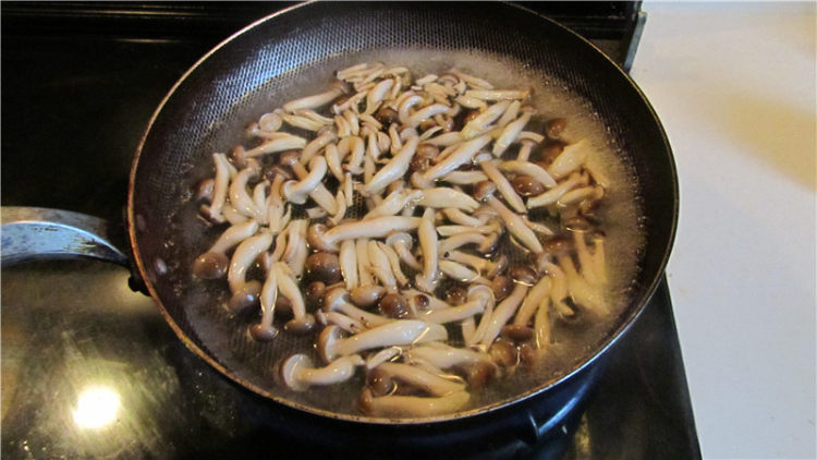 芦笋蟹味菇鸡片步骤5