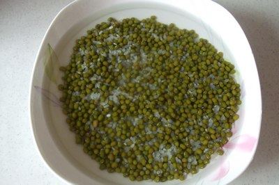 荷叶绿豆粥步骤2