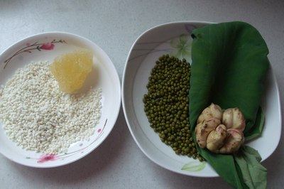 荷叶绿豆粥步骤1