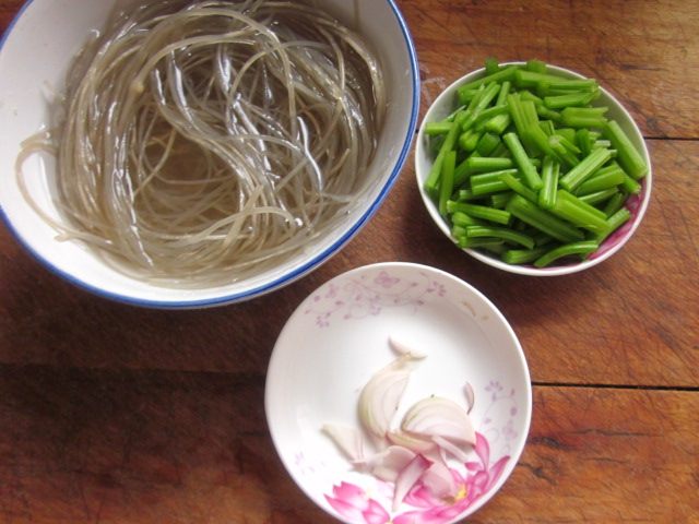 西芹炖粉条步骤1