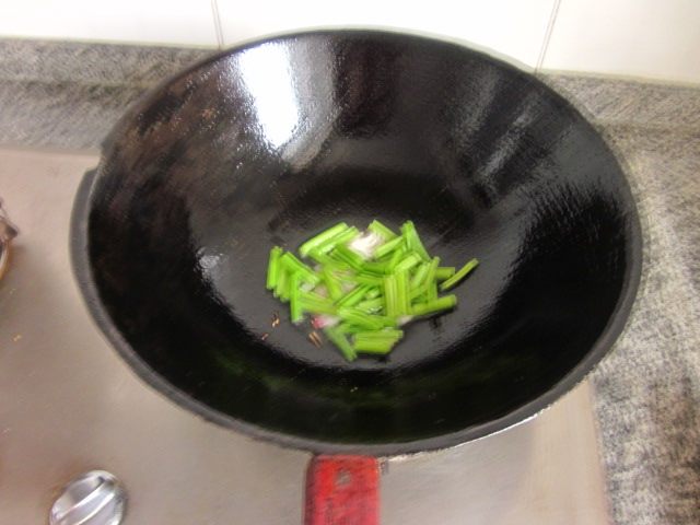 西芹炖粉条步骤3