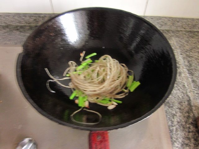 西芹炖粉条步骤4